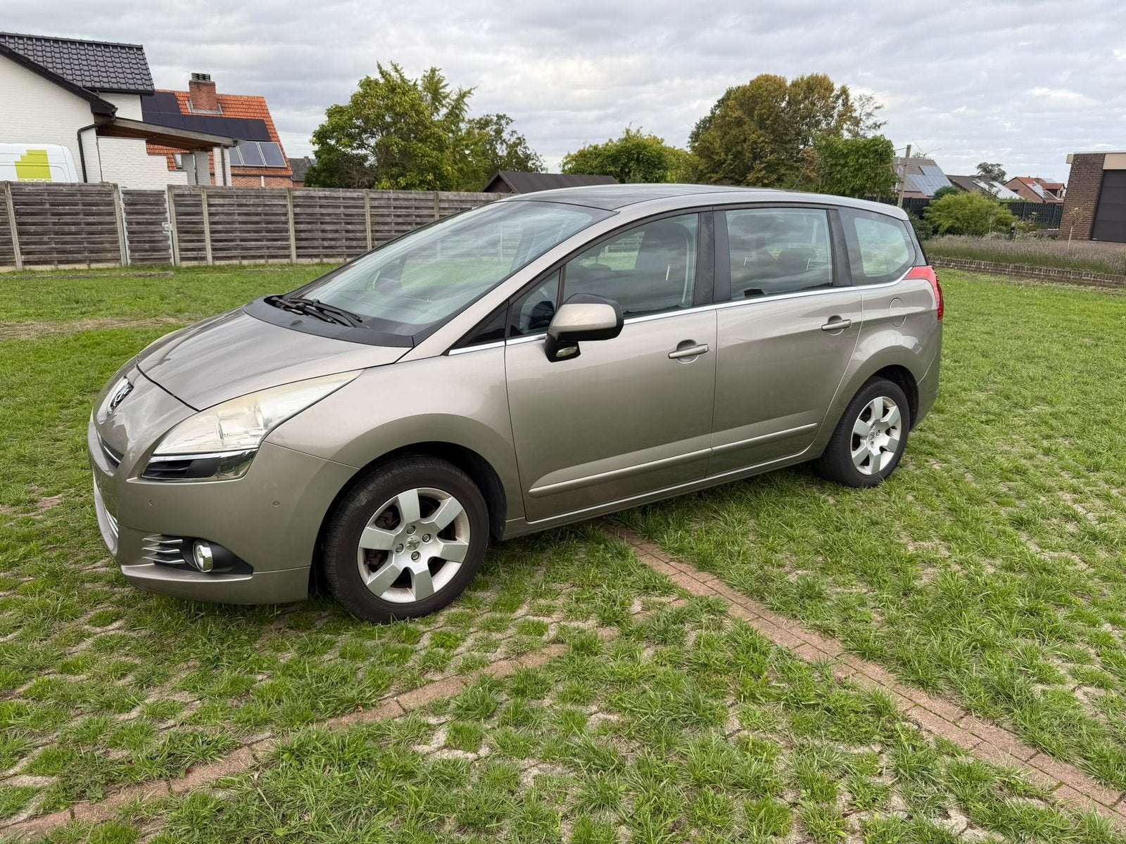 Peugeot 5008 1.6 benzine 2010 170.000km euro5 met keuring, Auto's, Voorwielaandrijving, Zwart, Beige, Handgeschakeld