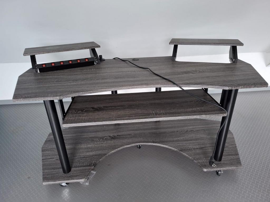 Studio desk, Ophalen