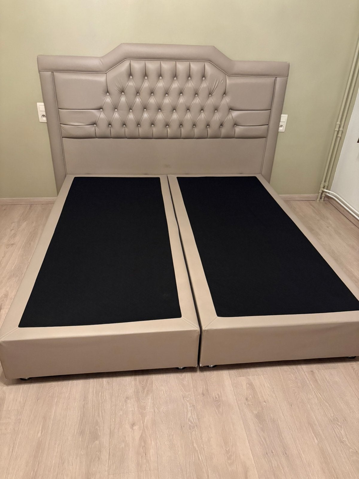 Gratis op te halen Boxspring + nachtkastjes, Huis en Inrichting, Ophalen, Zo goed als nieuw, 200 cm