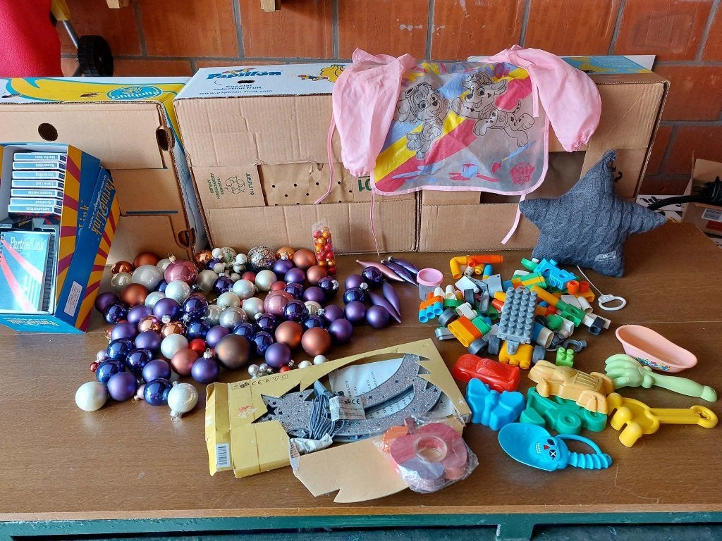 Rommelmarkt gerief 3 banaandozen en los gerief vol alles, Enlèvement