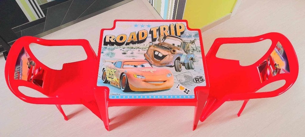 Tafel + 2 stoelen thema-auto's 25 euro, Kinderen en Baby's, Ophalen, Gebruikt