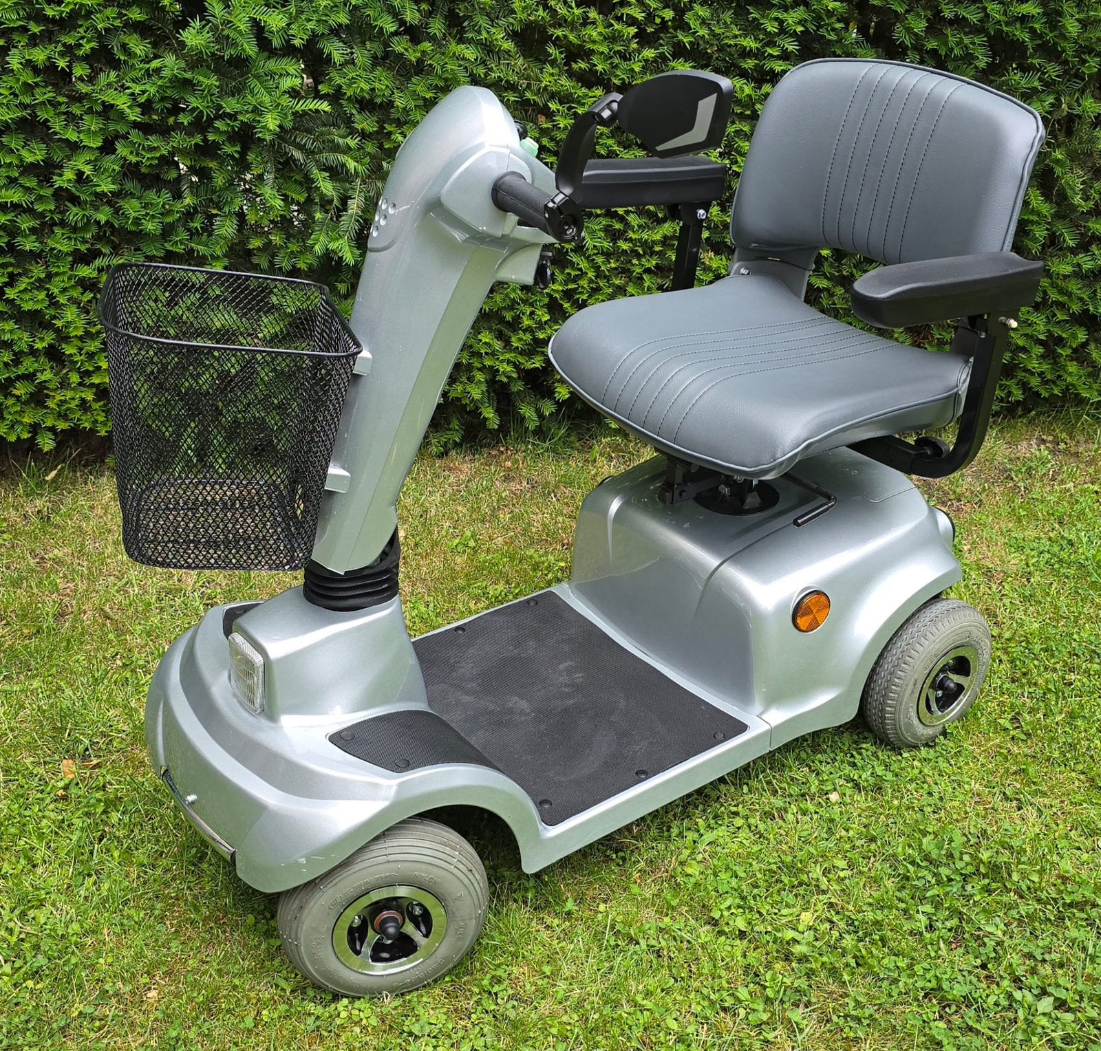 Te koop: comfortabele 4-wiel scootmobiel., Divers, Voitures sans permis & Scooters pour invalides, Enlèvement ou Envoi, Comme neuf