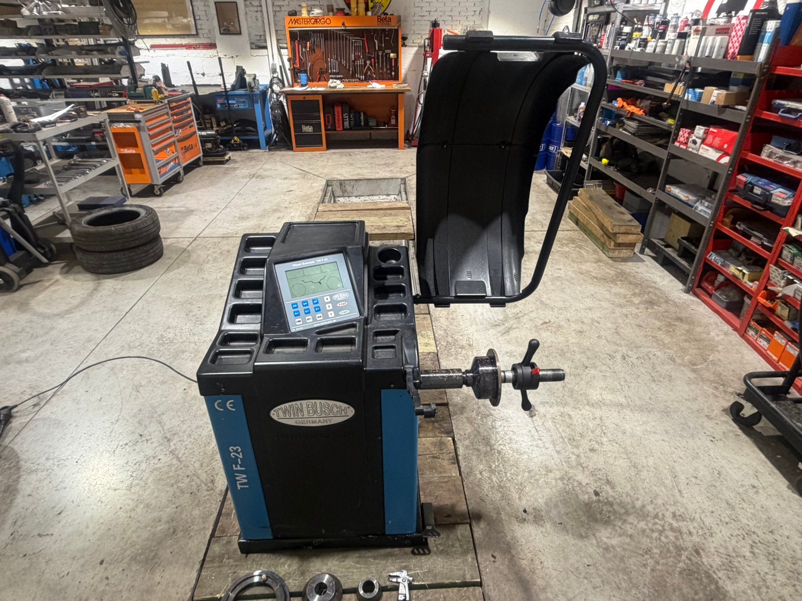 TwinBusch TW F-23 220V wielbalancer, Ophalen, Zo goed als nieuw