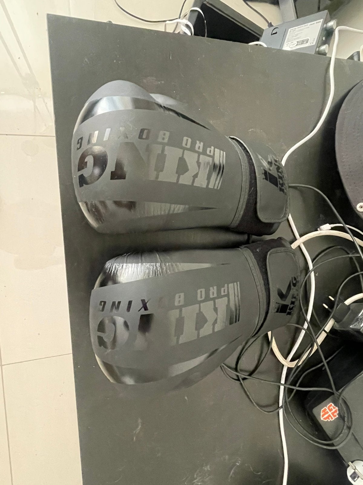 Gants de boxe King Pro Boxing Revo 4 en noir mat., Sports & Fitness, Enlèvement, Comme neuf, Autres, Équipement d'arts martiaux