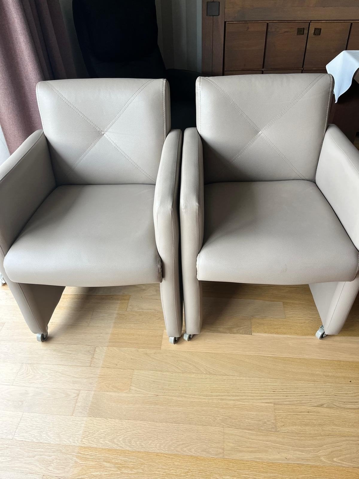 6 lederen stoeltjes op wieltjes , kleur is faube , te koop, Huis en Inrichting, Ophalen, Zo goed als nieuw, Leer