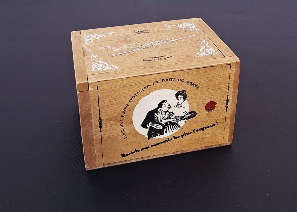 Ancienne boîte en bois unique pour contraceptifs, Enlèvement ou Envoi