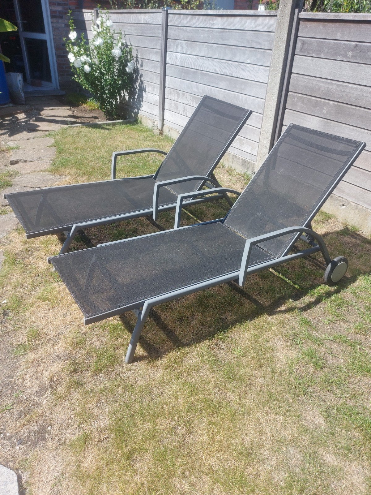 2 aluminium frame ligbedden kleur grijs, Tuin en Terras, Ophalen, Aluminium