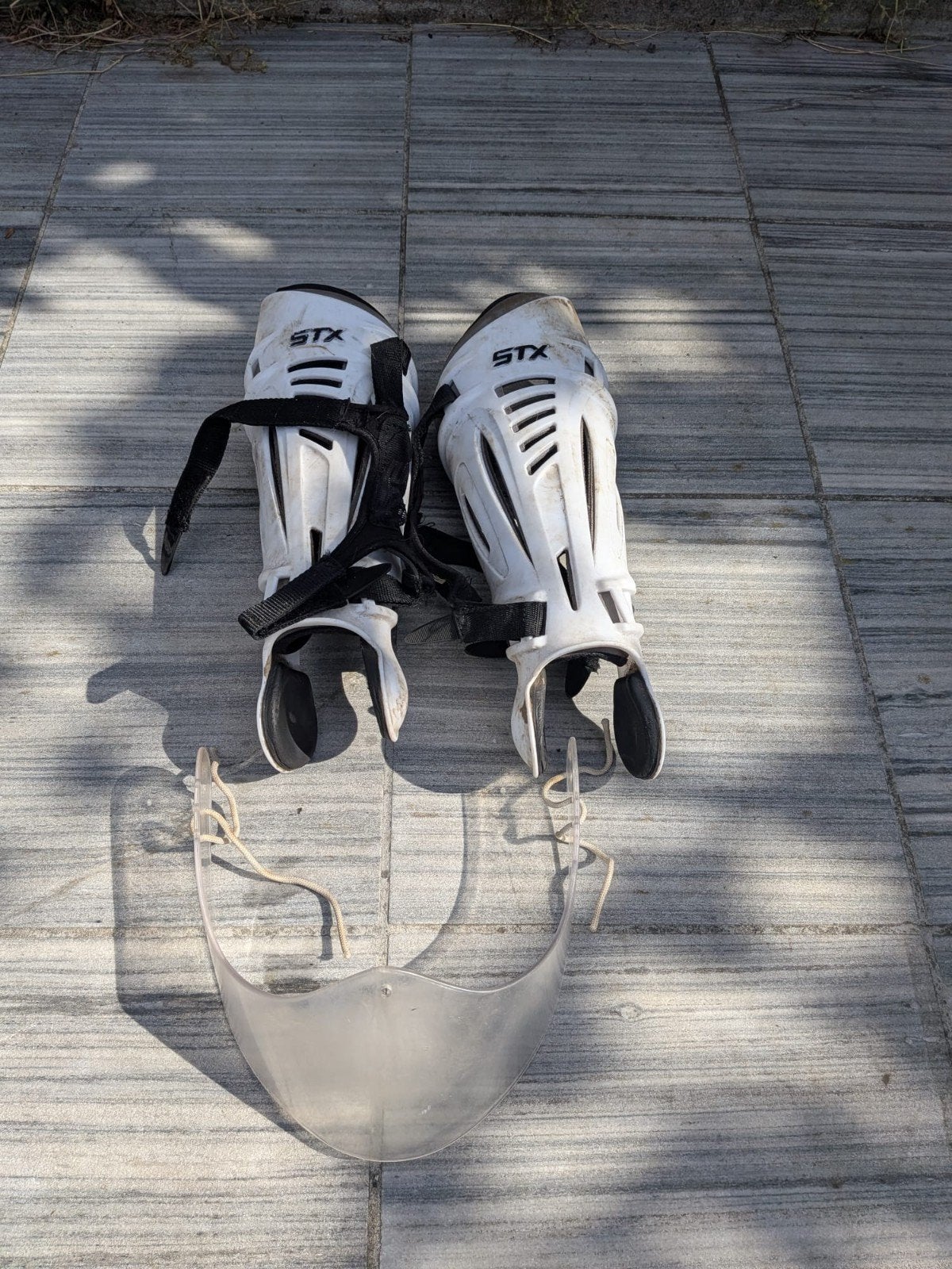stx shin guards en throat guard lacrosse, Sport en Fitness, Overige Sport en Fitness, Ophalen of Verzenden, Gebruikt