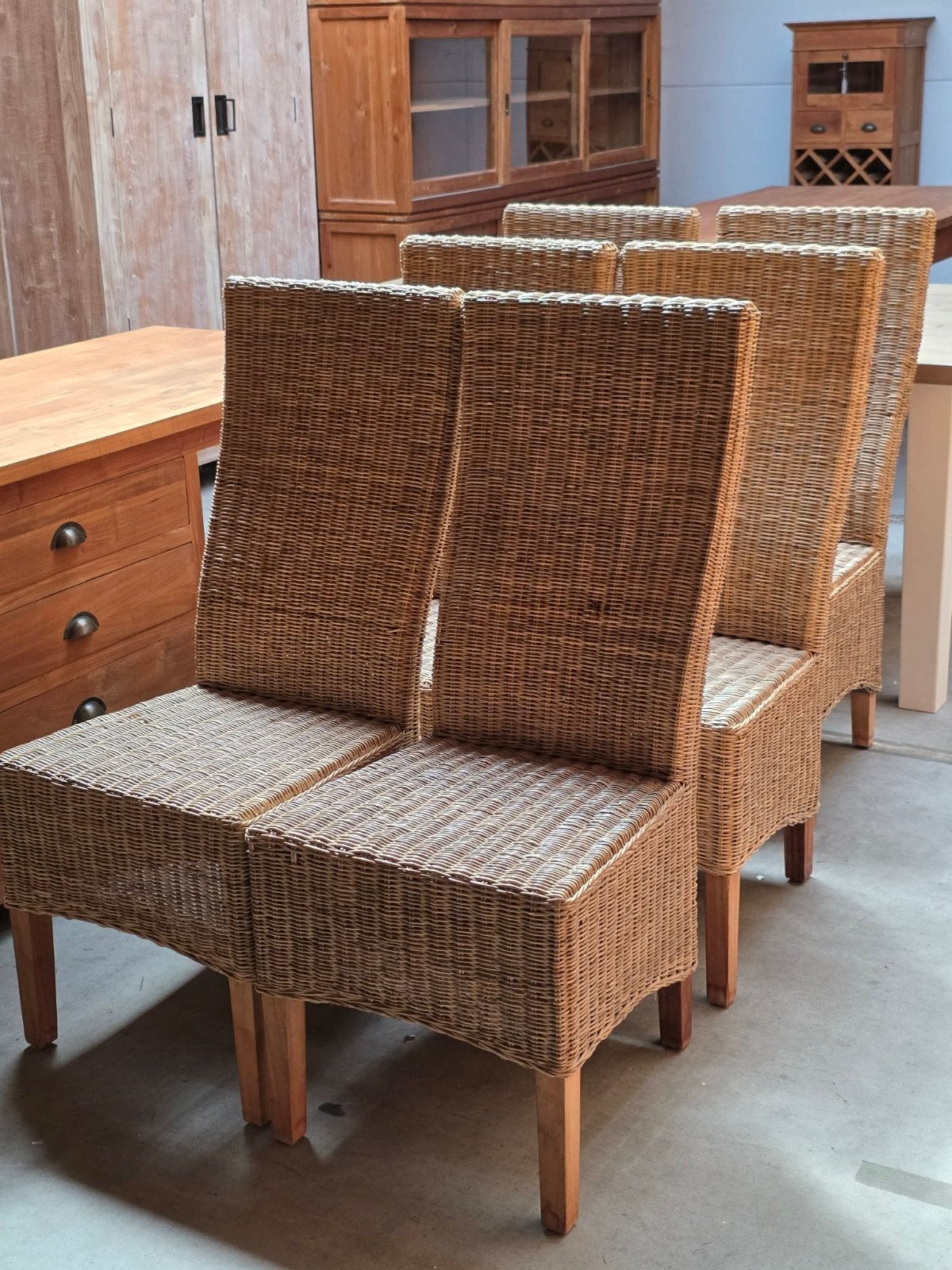 6 rieten stoelen met teakhouten poten.in heel deftige staat., Huis en Inrichting, Ophalen, Hout