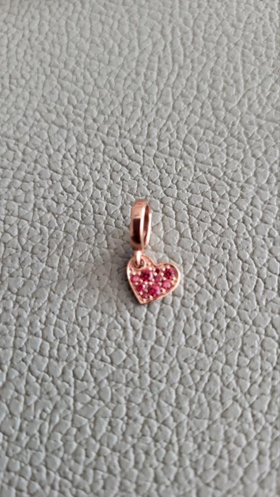 Bedel hartje met roze steentjes., Handtassen en Accessoires, Bedels, Verzenden, Goud