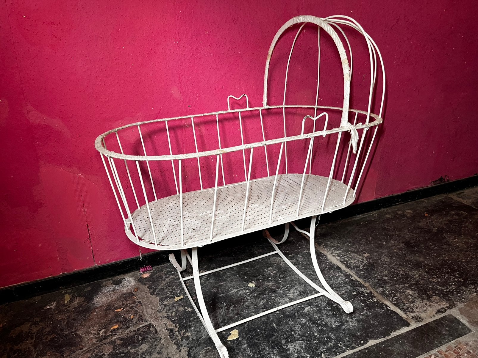 Ancien berceau corbeille à bascule en métal blanc – Vintage, Enfants & Bébés, Enlèvement, Utilisé, Berceau