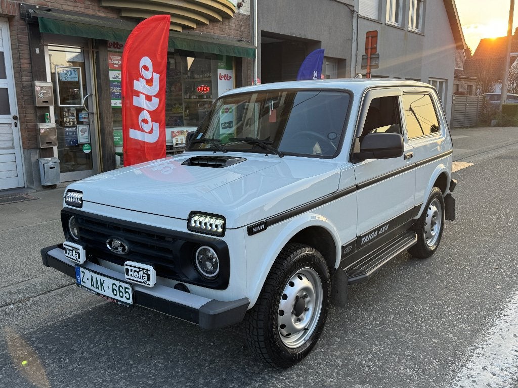 Lada Niva 1.7 4x4 / 77.000km / Carplay / Benzine / 2019, Auto's, Stof, Niva, Euro 6, Wit