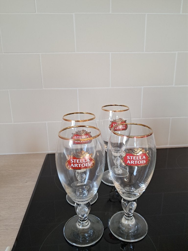Verre Stella avec pied 4 pièces = 8 euros, Collections, Enlèvement ou Envoi, Comme neuf, Verre à bière
