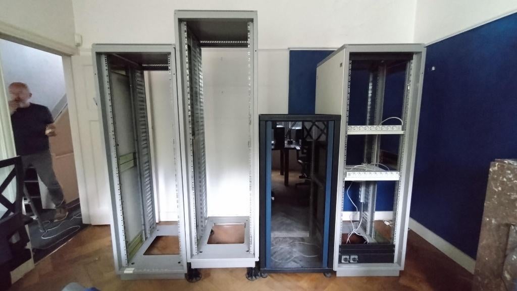 Racks de serveurs avec de nombreux accessoires, Informatique & Logiciels, Serveurs, Comme neuf, Enlèvement