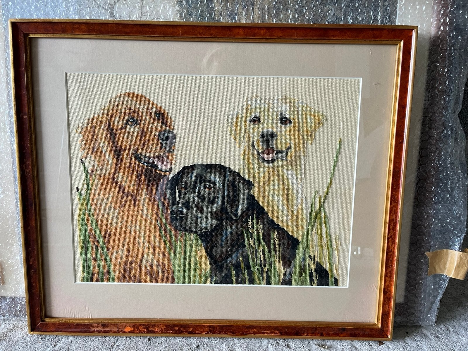 Handgeborduurd schilderij met 3 honden, Antiquités & Art, Enlèvement ou Envoi, Animaux