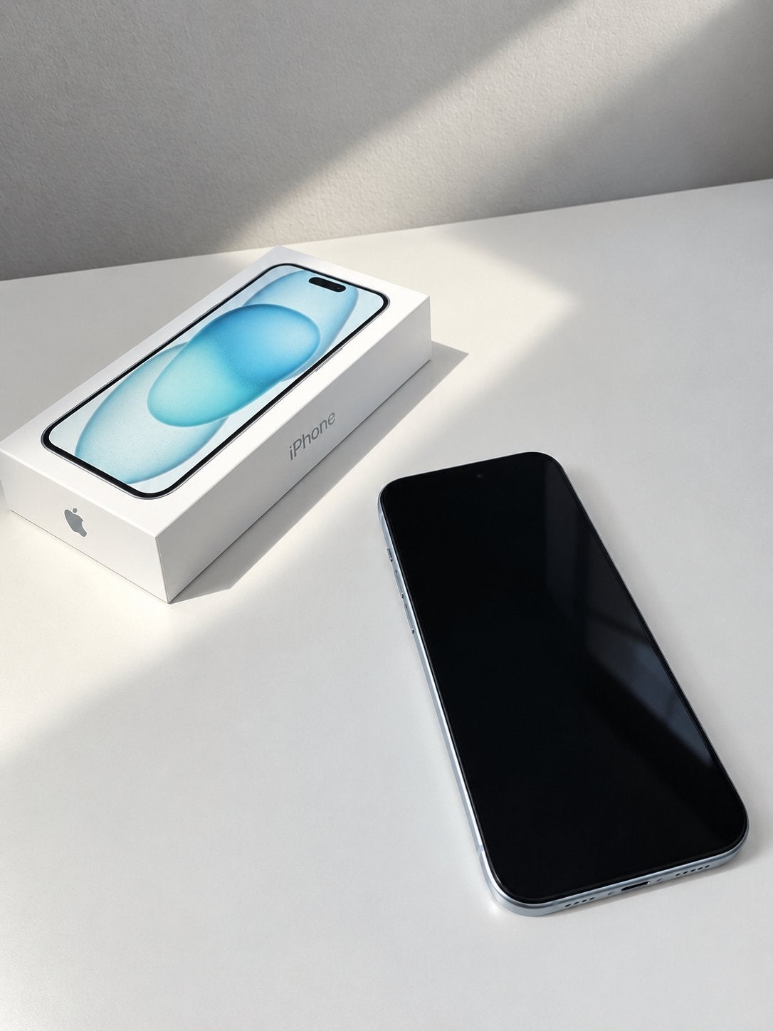 Iphone 15 ( accesoire offert ), Avec simlock (verrouillage SIM), 128 GB, IPhone 15, 77 %