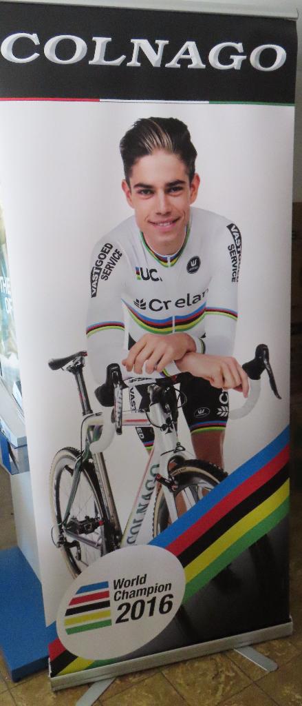 Een Colnago-Banner met Wout van Aert, Enlèvement, Comme neuf, Affiche, Image ou Autocollant