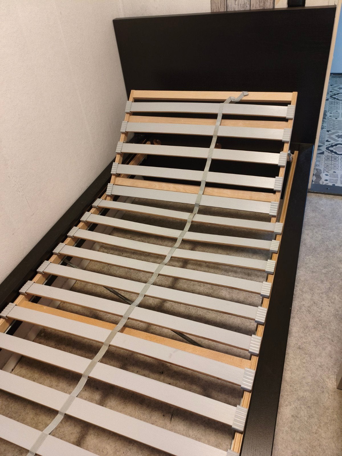 Lit simple avec sommier à lattes réglable, 90 cm, Enlèvement, Bois, Noir
