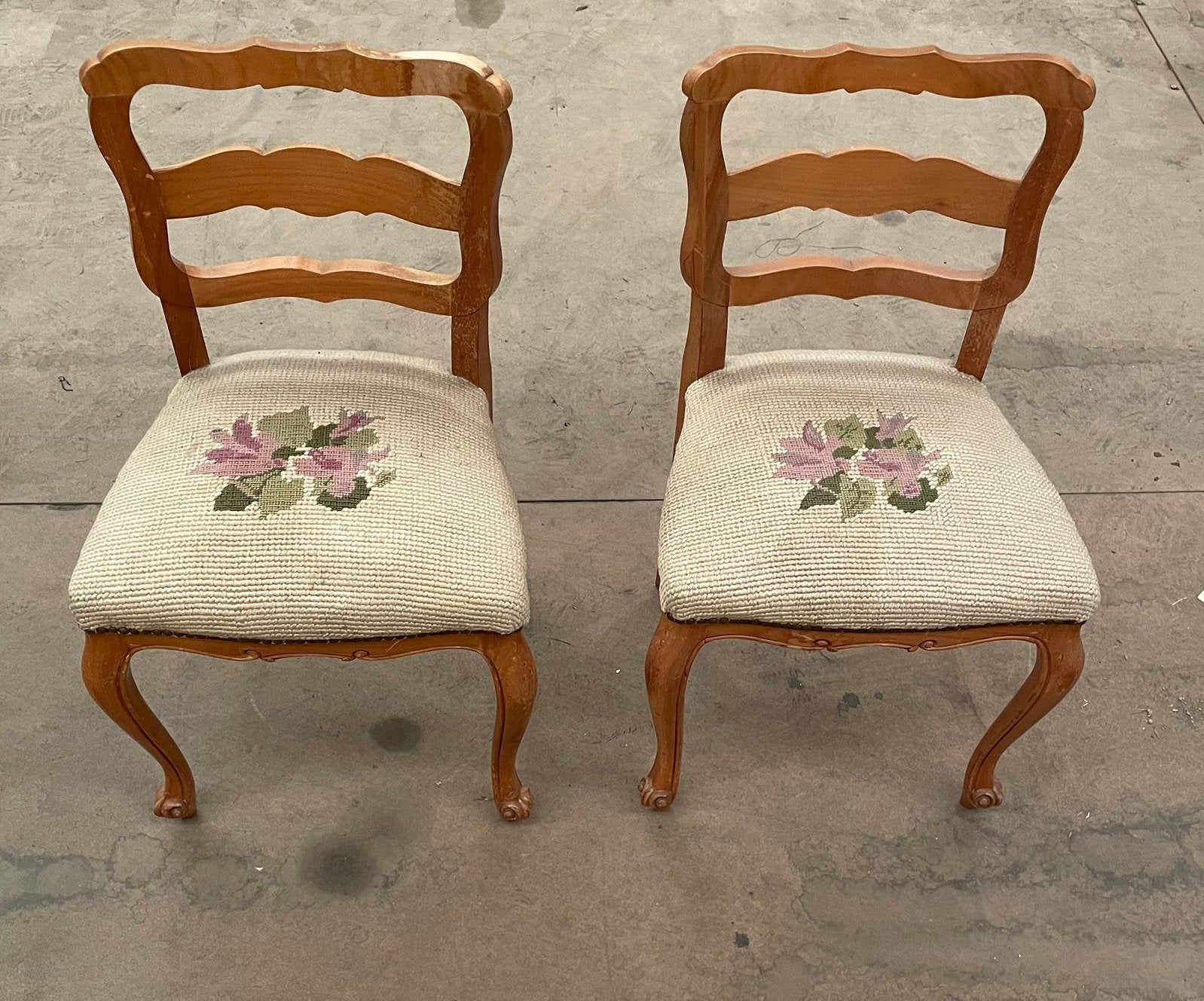 2 houten stoelen met geborduurde zitting, Antiek en Kunst, Ophalen