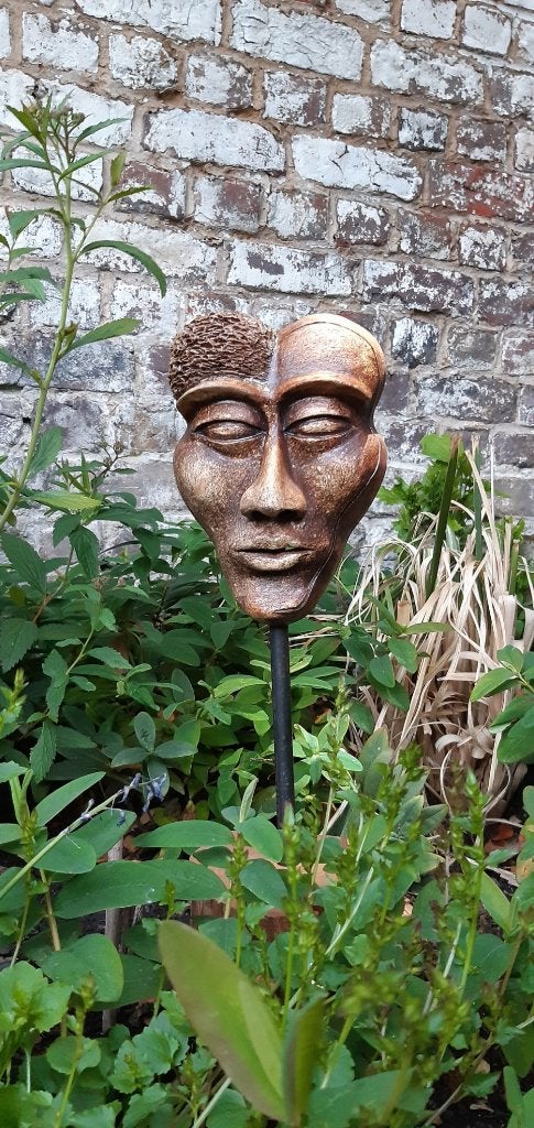 abstract maskerbeeld op metalen staaf op houten voet, Enlèvement