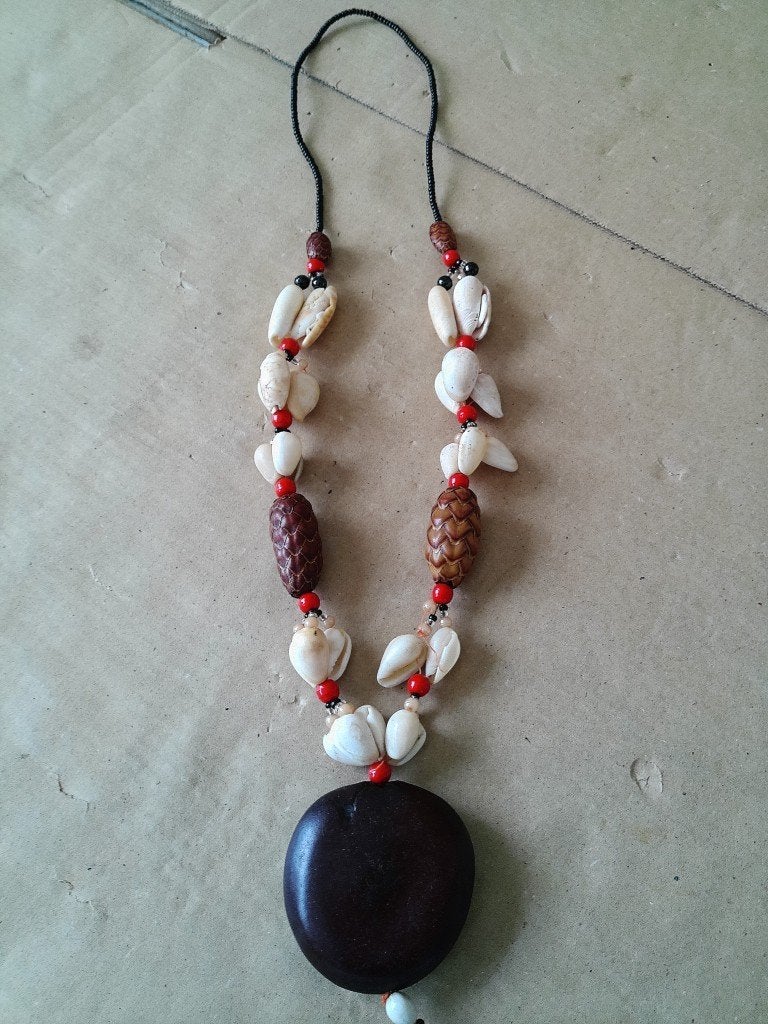 Collier amulette Africaine +coquillages cauris art populaire, Antiquités & Art, Enlèvement ou Envoi