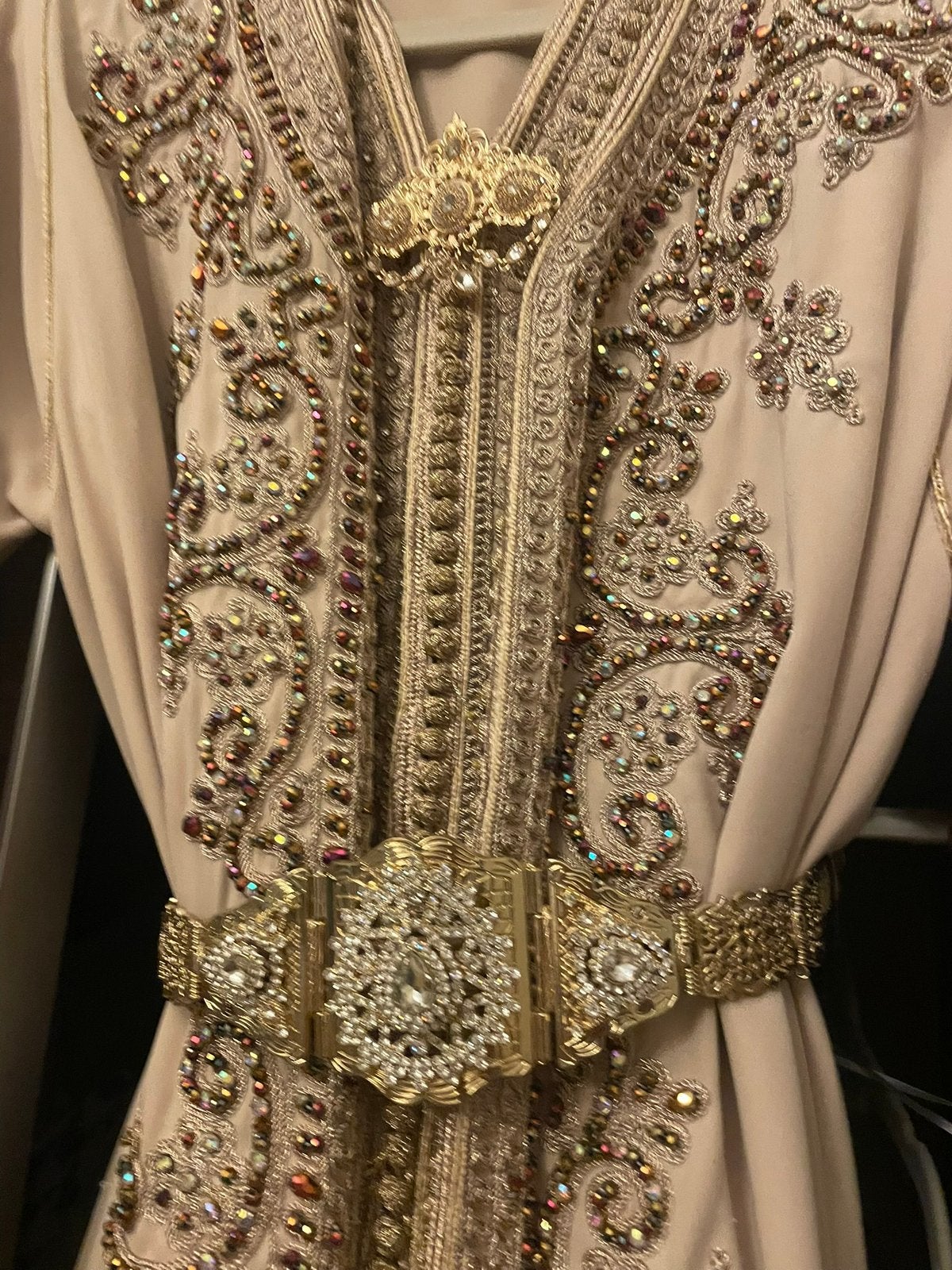 Caftan 2 pieces comme neuf 85€, Vêtements | Femmes, Enlèvement, Comme neuf, Beige, Costume de mariage