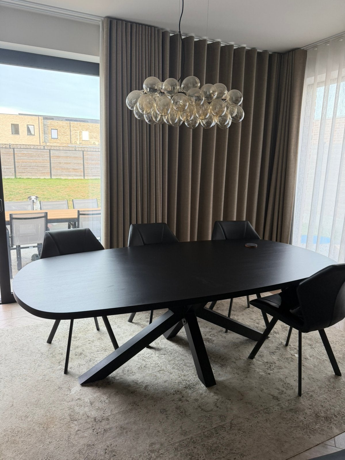 Zwarte ovale eettafel, Huis en Inrichting, Ophalen, Zo goed als nieuw, Ovaal