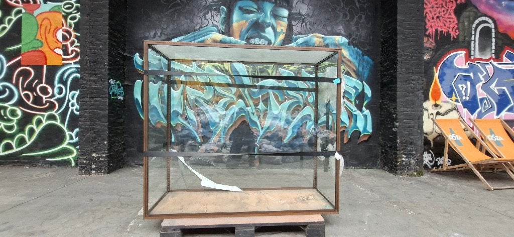 Vitrinekast van messing en glas met onderstel, Antiek en Kunst, Ophalen