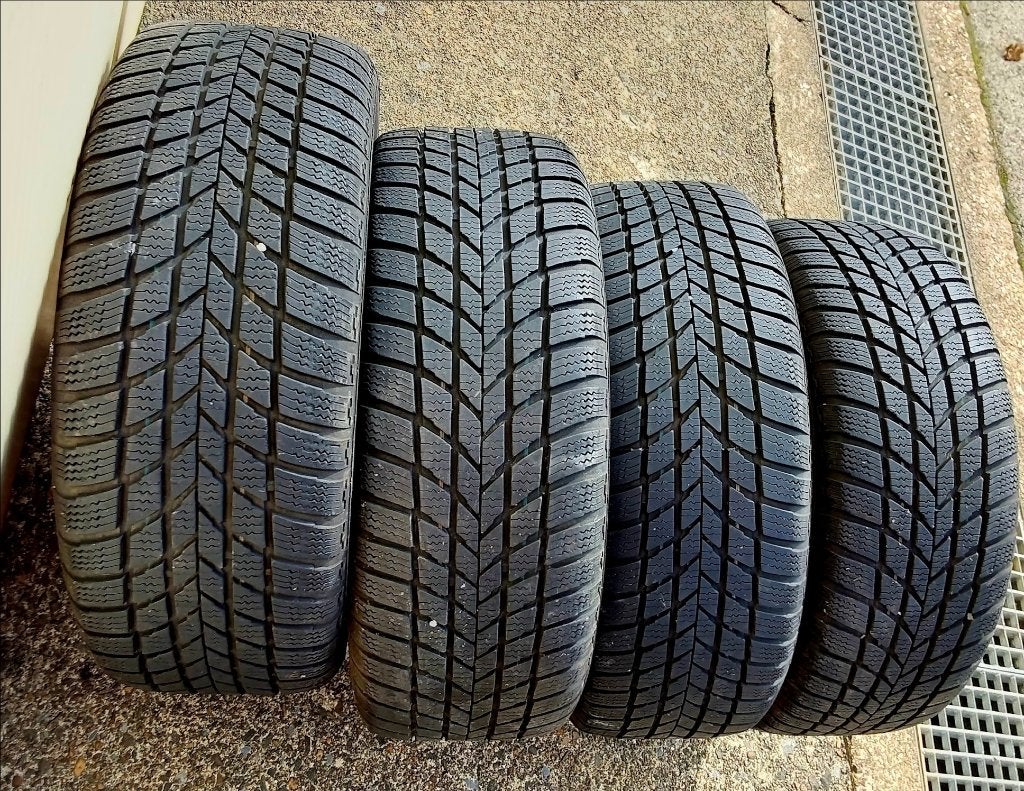 Très bons pneus hiver 185/55-15 sur jantes Mercedes, 15 pouces, Pneus et Jantes, Pneus hiver, 185 mm