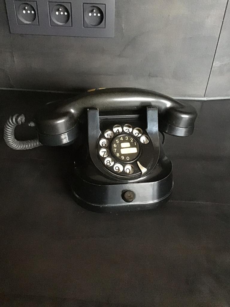 Oude bakelieten telefoon, Ophalen
