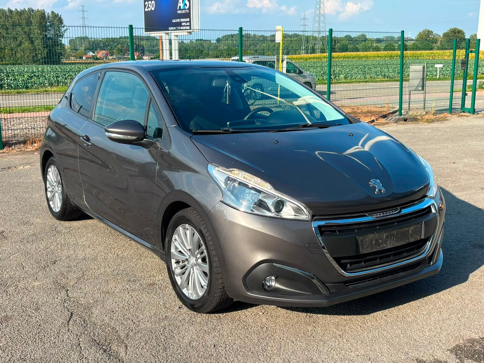 Peugeot 208 1.2 essence boite automatique airco gps euro 6b, Autos, Peugeot, Argent ou Gris, Achat, Euro 6, Entreprise