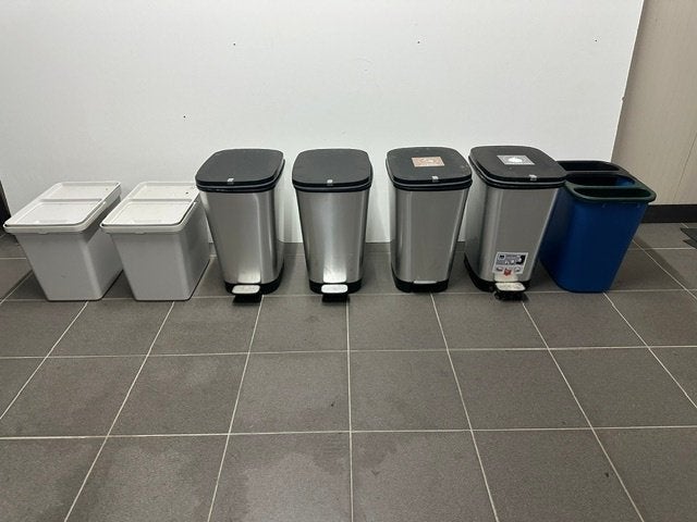 Assortiment vuilbakken, Huis en Inrichting, Woonaccessoires | Prullenbakken, Ophalen, Kunststof, Zo goed als nieuw, 5 – 50