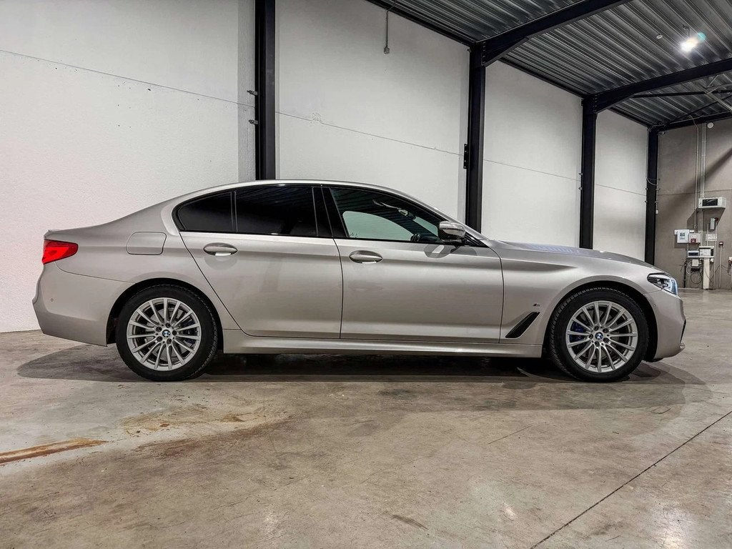 BMW 5 Serie 530 Plug-in | M Sport | Individual | Surround, Auto's, BMW, Automaat, Gebruikt, 4 cilinders, 2420 kg
