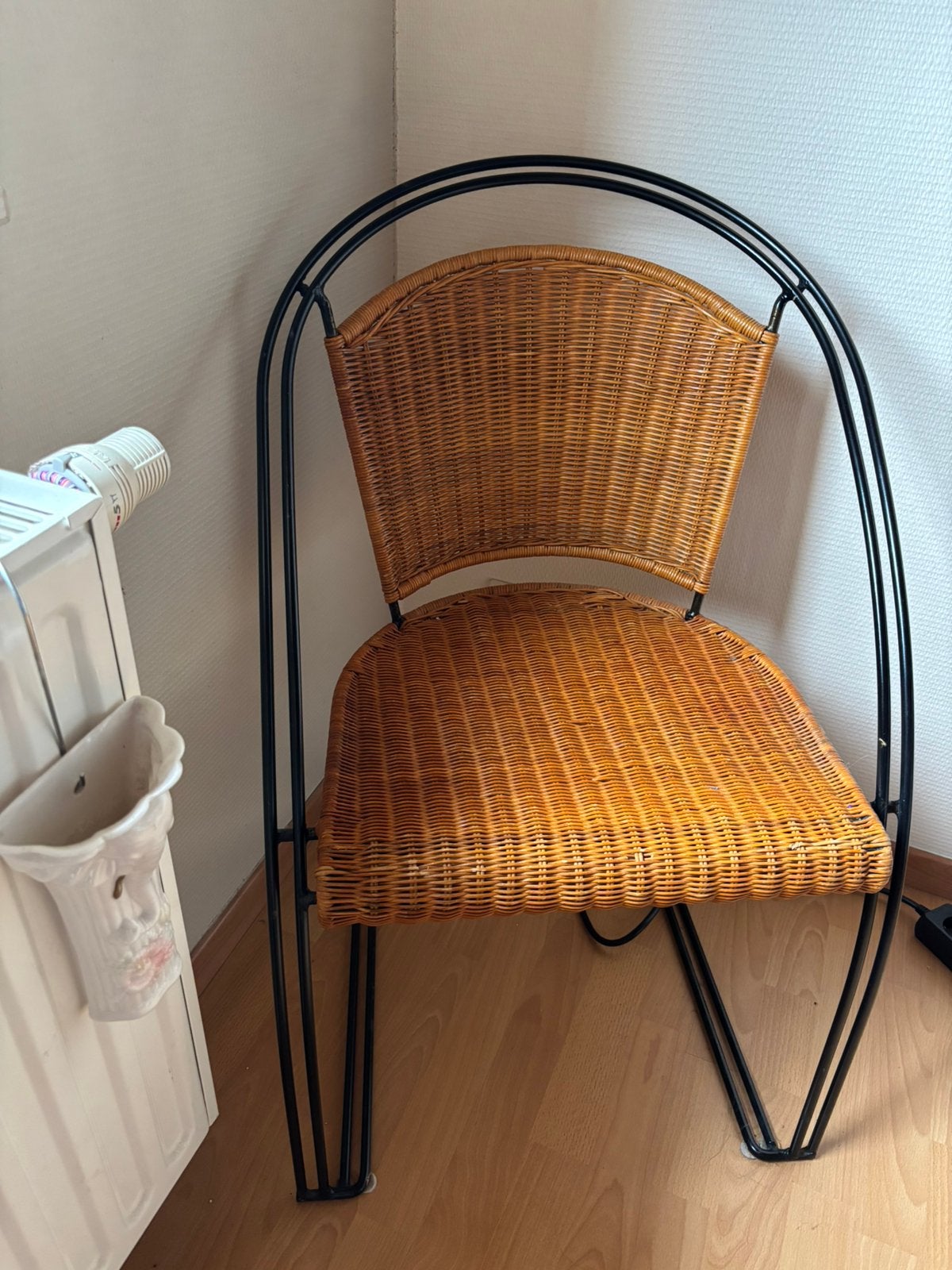 2 stoelen in riet en zwart metaal, Maison & Meubles, Deux, Enlèvement, Utilisé, Osier ou Rotin
