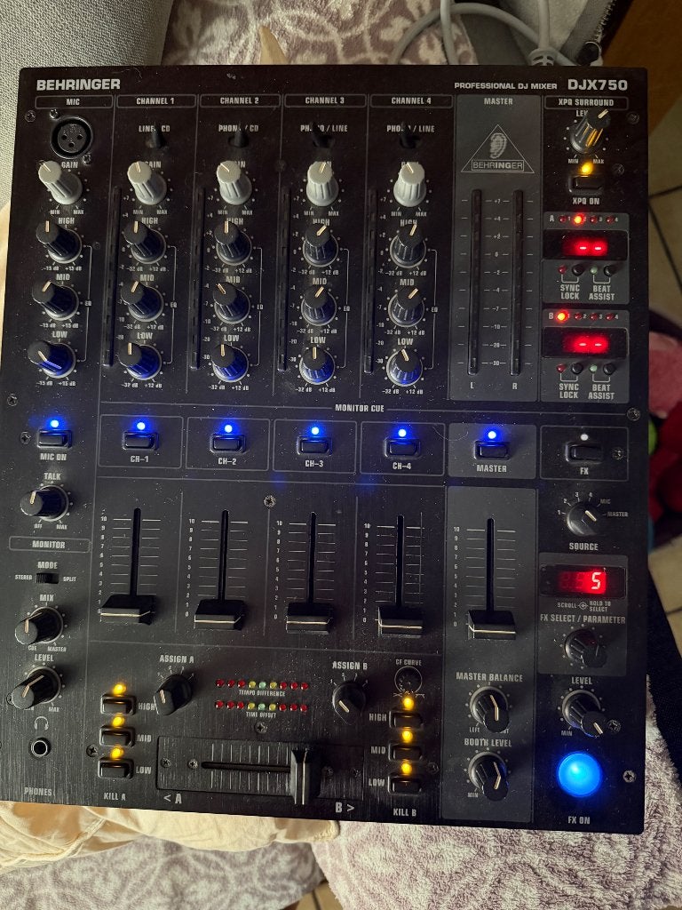 Behringer  DJX750, Enlèvement ou Envoi, Comme neuf, Moins de 5 canaux