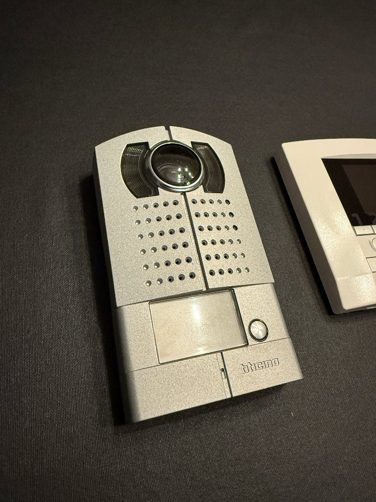 Bticino videophone buiten- en binnenpost en voedingsmodule, Maison & Meubles, Enlèvement, Caméra intégrée, Utilisé, Filaire