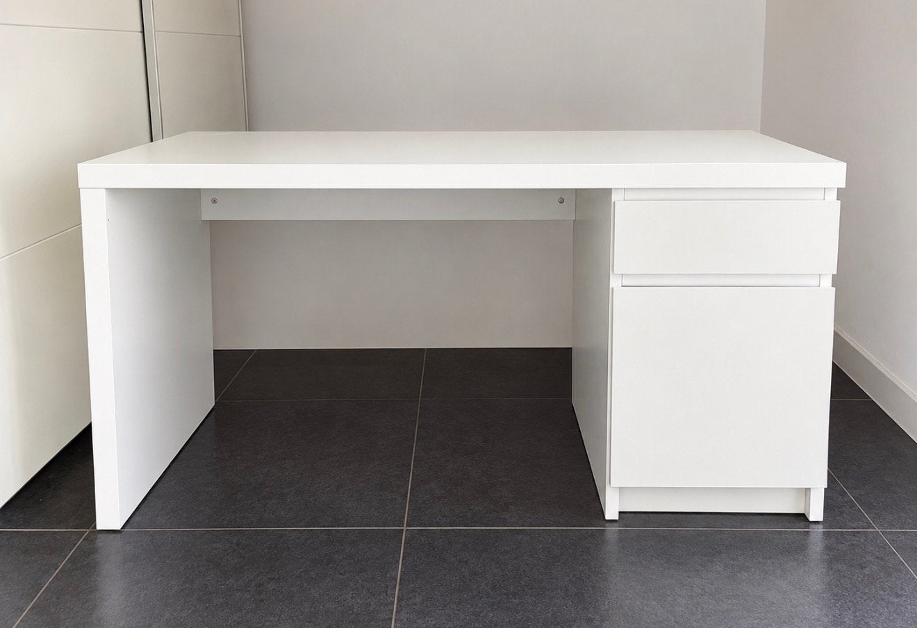 Bureau IKEA blanc avec tiroirs, Maison & Meubles, Bureaux, Enlèvement, Espace de rangement, Comme neuf, Blanc