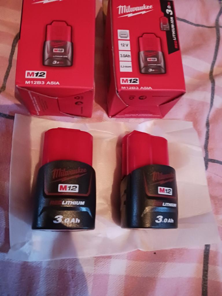 2 Batteries Milwaukee M12 de 3ah (nouvelles)
