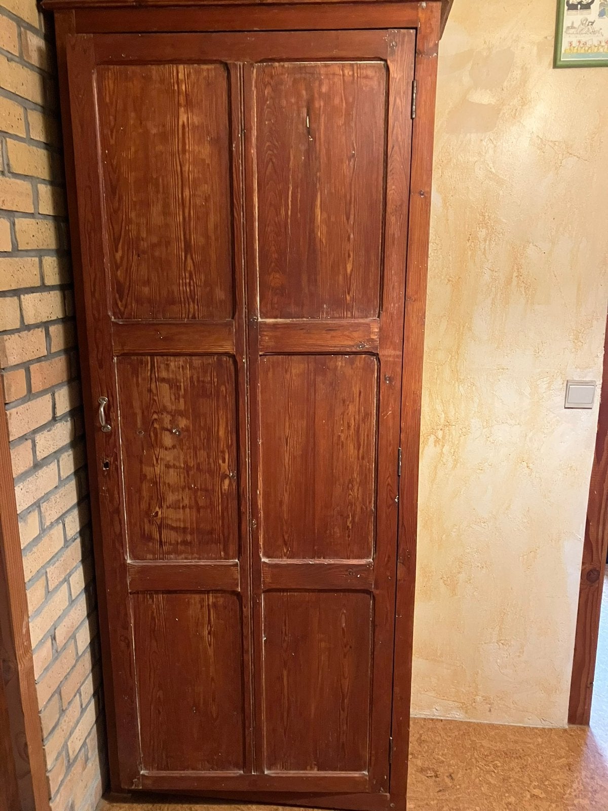 Lange smalle houten kast met leggers, Ophalen
