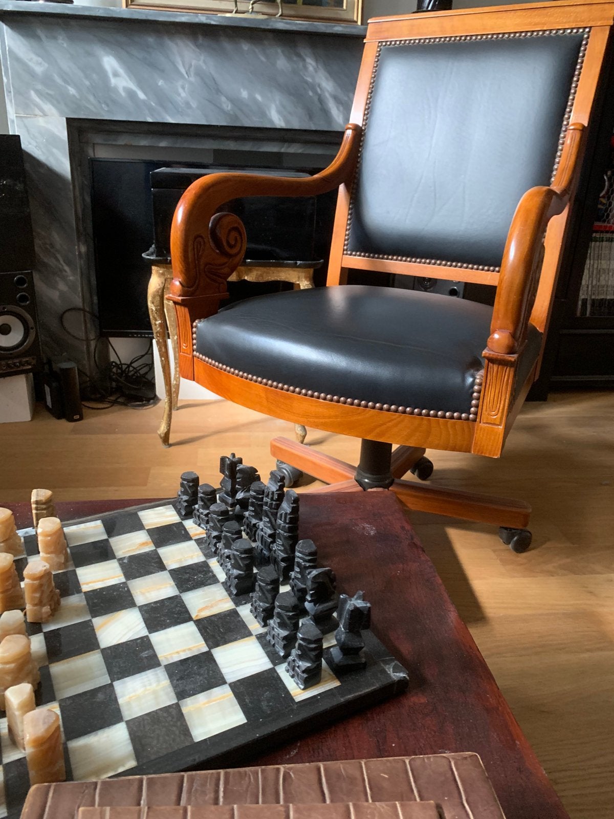 Fauteuil in Directoire-stijl, gesneden hout, zwart kunstleer, Huis en Inrichting, Fauteuils, Zo goed als nieuw, Hout, Ophalen of Verzenden