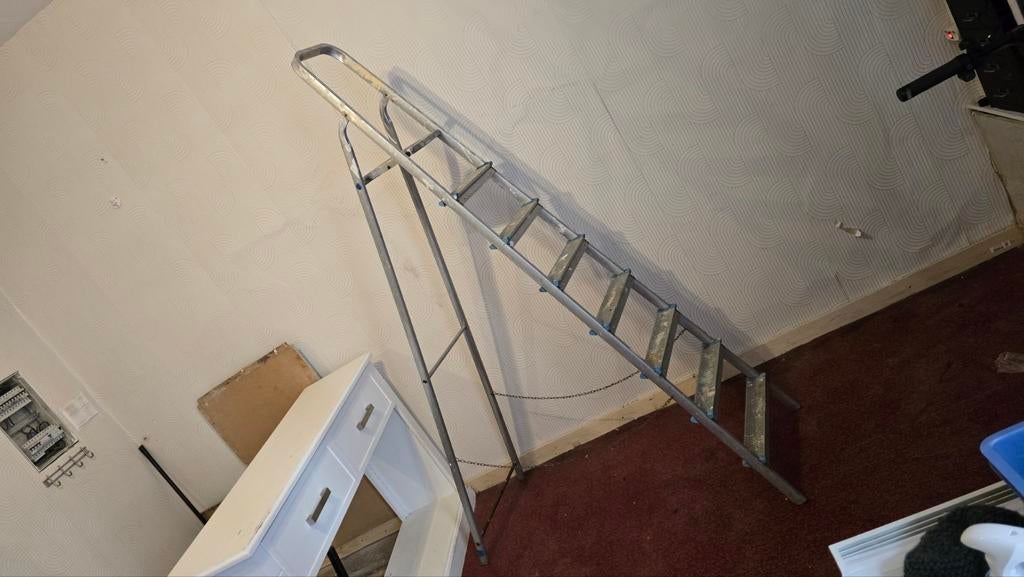 échelle en aluminium avec 8 échelon solide très stable  en p