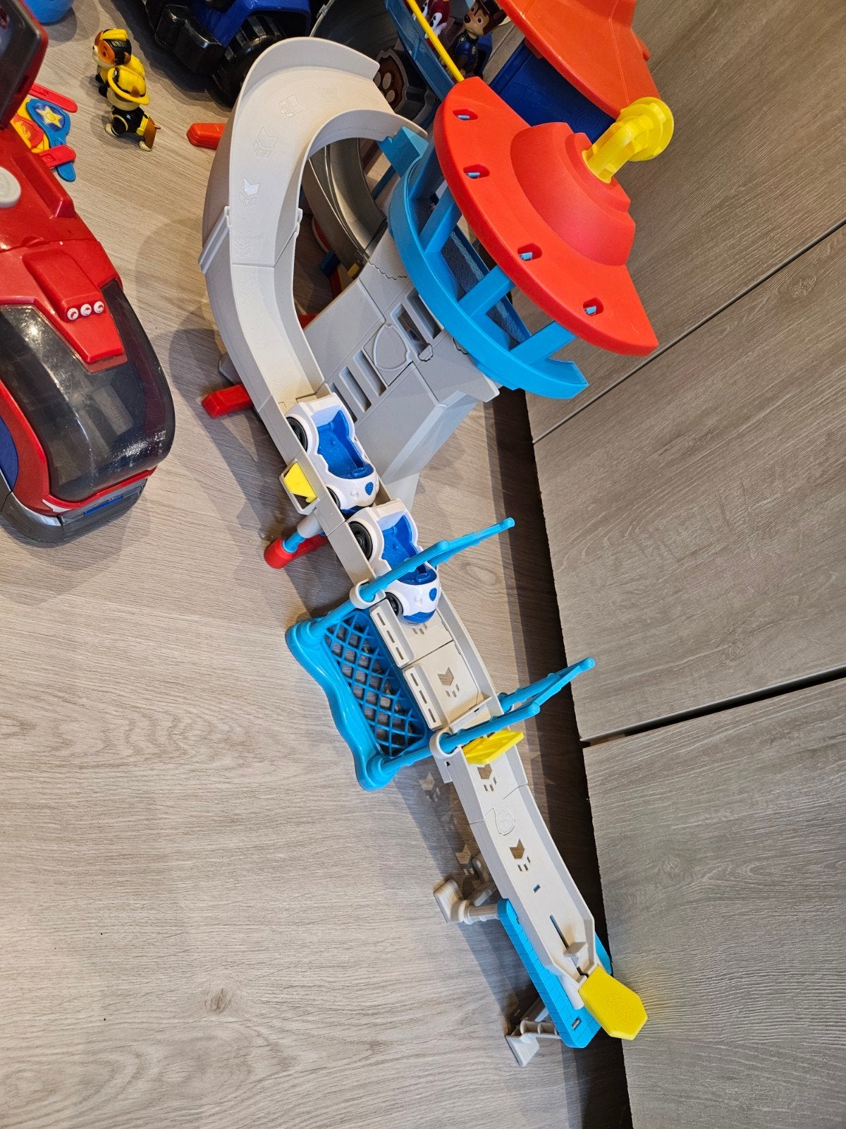Uitkijktoren met baan en verschillende Paw Patrol voertuigen, Kinderen en Baby's, Racebaan, Zelf te bouwen, Zo goed als nieuw