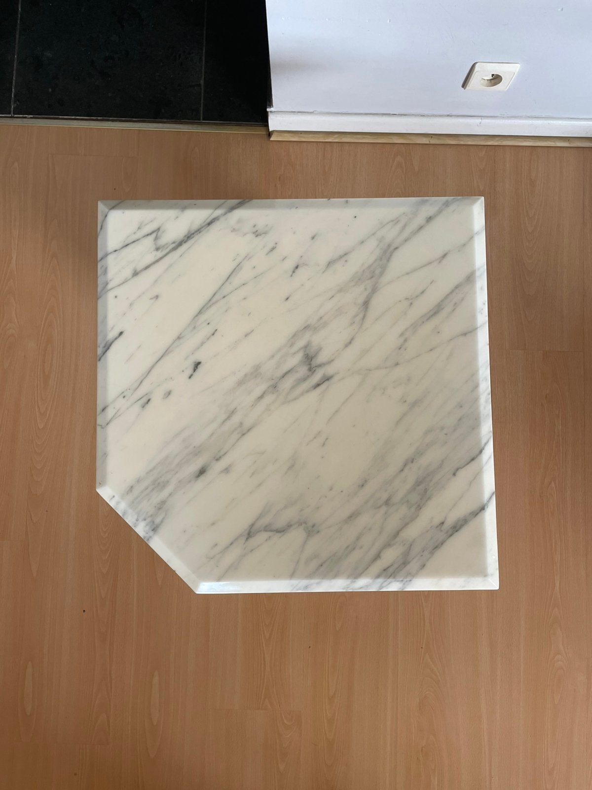Marmeren bijzettafel, Huis en Inrichting, Tafels | Bijzettafels, Overige materialen, Vierkant, 55 tot 75 cm, Zo goed als nieuw