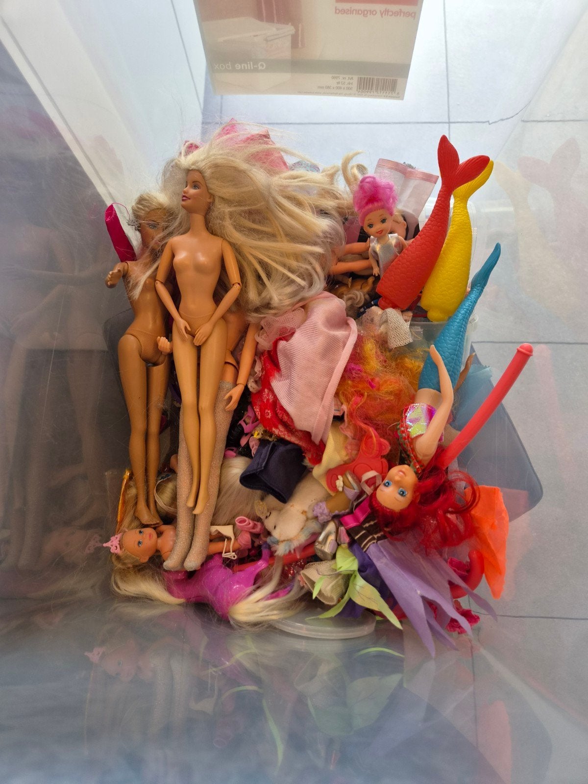 Doos met barbiepoppen en accessoires, Ophalen