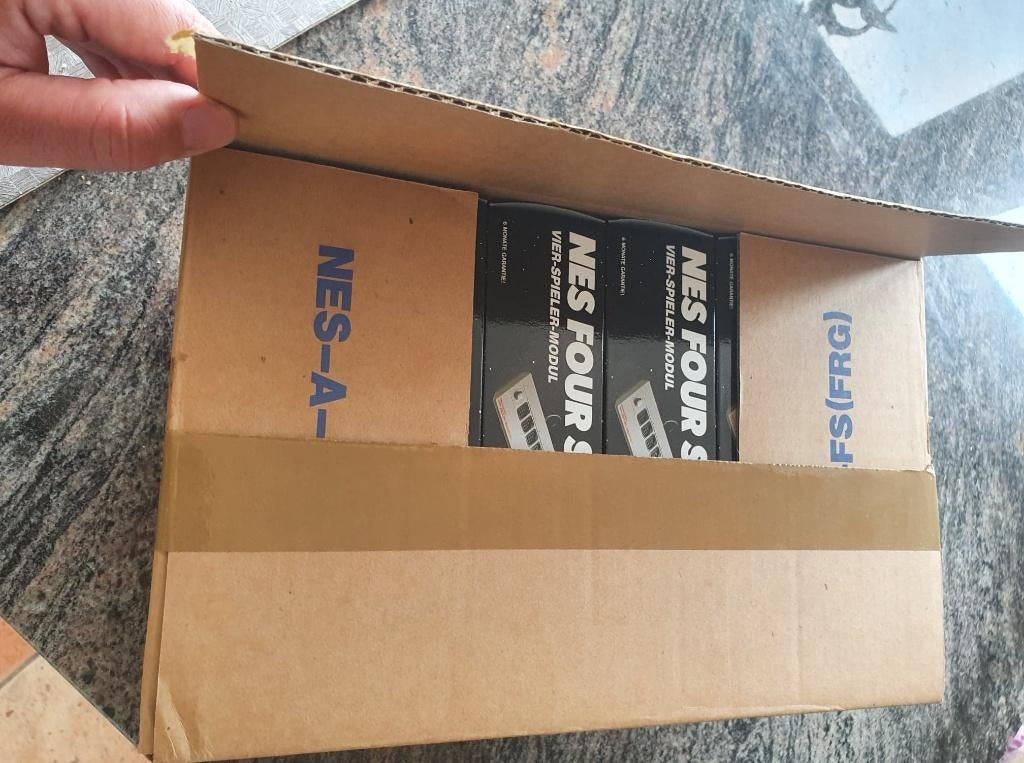 Sealed box met 6 nieuwe Nintendo NES Four Scores NOS gaming, Games en Spelcomputers, Games | Nintendo NES, Nieuw, 3 spelers of meer
