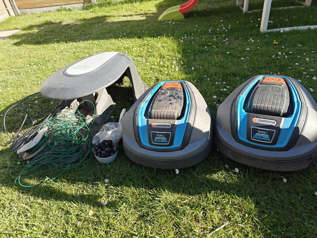 Twee Gardena robotmaaiers + één laadstation, Ophalen