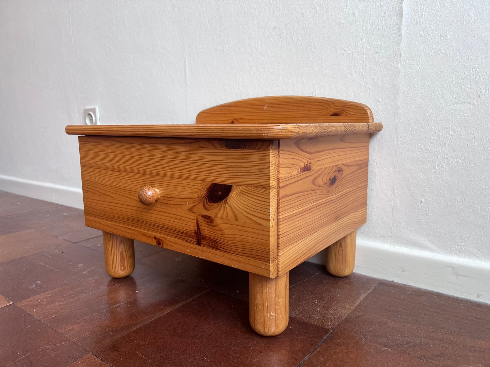 Table de nuit en pin massif, Maison & Meubles, Enlèvement, Utilisé, Bois, 45 à 65 cm