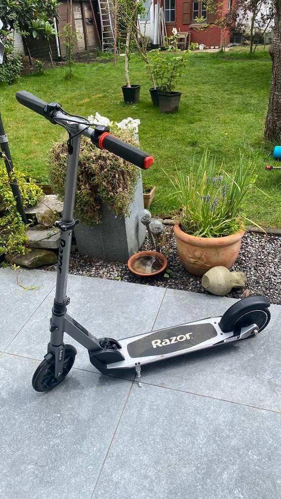 trotinette Razor électrique sans chargeur à 60€, Enlèvement, Comme neuf
