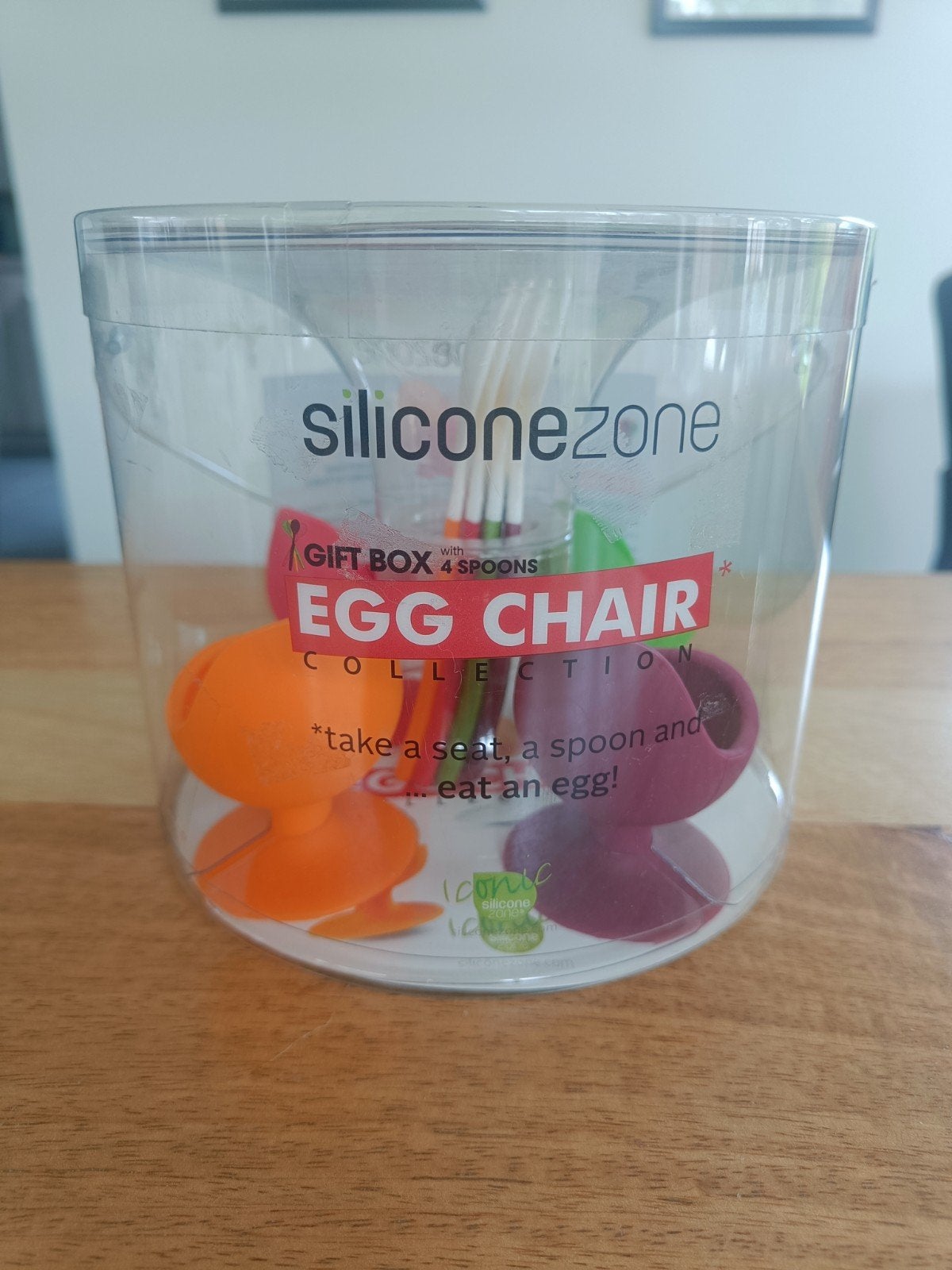 Set 4 eierdopjes met bijhorend lepeltje - egg chairs - nieuw, Ophalen of Verzenden, Nieuw, Kunststof, Bestekset