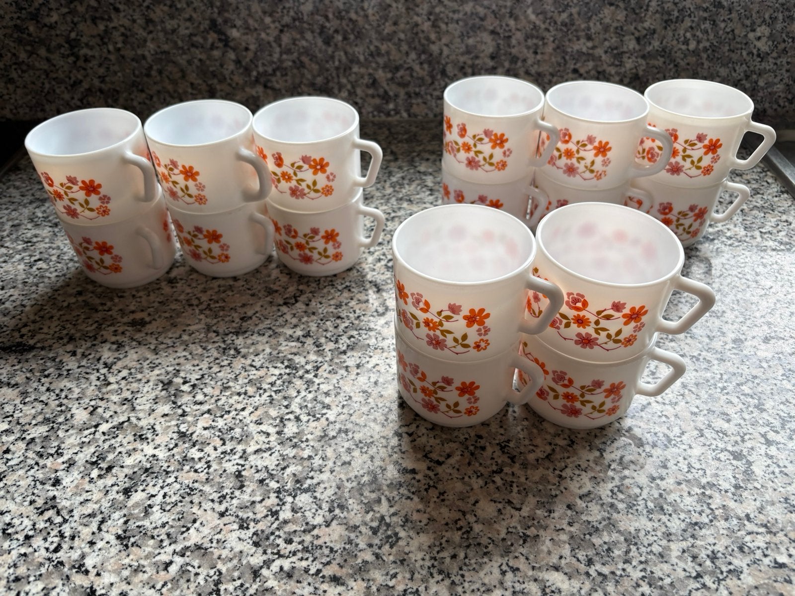 Arcopal oranje bloemen 6 / 6 / 4 of 16 tassen, Huis en Inrichting, Keuken | Servies, Ophalen, Zo goed als nieuw, Vintage, Kop(pen) en/of Schotel(s)